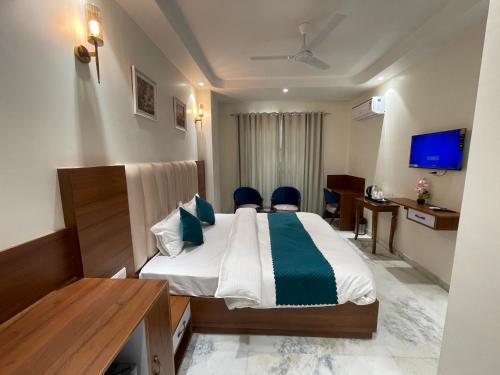JP INN Near Ashram Chowk