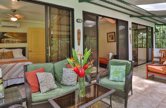 Jungle Creek Mono Vista,Creek view, A/C,Private closed in deck, WiFi,Queen beds