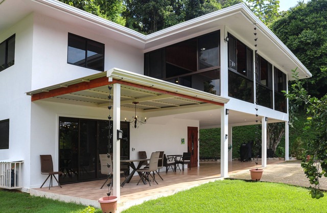 Jungle estate with mountain views, private pool, open-concept, & AC - dogs ok