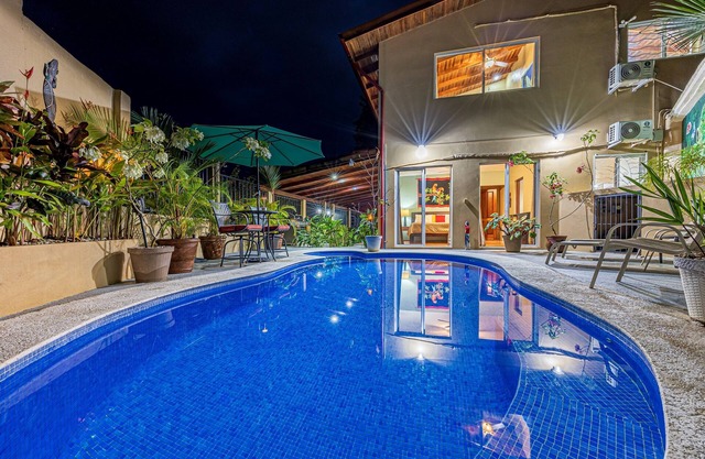 Jungle Home: Pool, Large Balcony, Bedrooms w AC