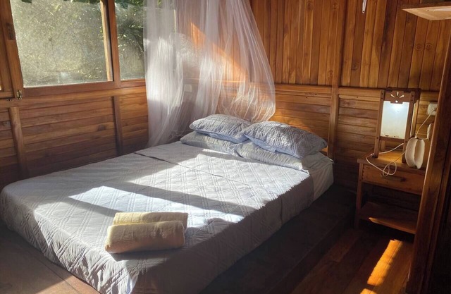 Jungle Room – Peaceful Stay Near Beach & Town