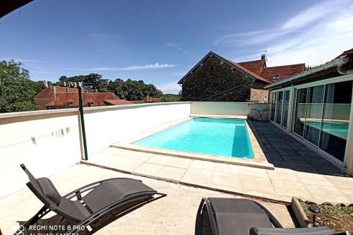 JURA - Maison de village entière avec piscine