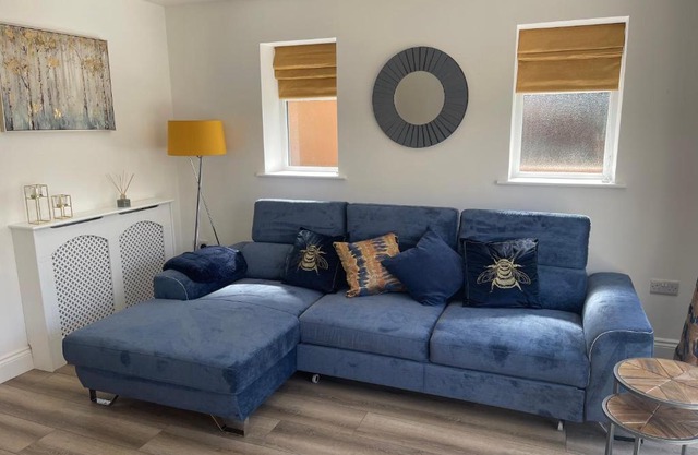 JUST BUILT! Fabulous 2 Bedroom House (Sleeps 6) with Free Parking & Garden