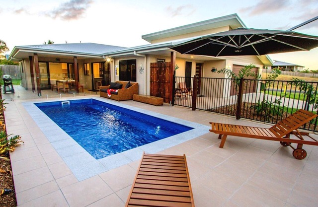 JUST ONE MORE holiday home with pool & outside pets welcome