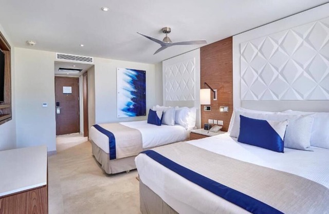 Just What You Were Looking For! Outdoor Pool, FREE Parking, Near Pink Gin Beach