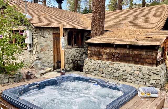K- MR · Hot Tub, Fireplace, Wifi, Moonlight Retreat