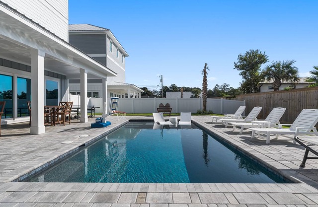 Kajay's Sandcastle | 2-Minutes to the Beach | Beach Views | Thanksgiving Availability