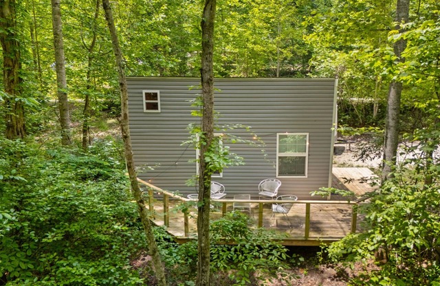 Karmic Loft Creekside Cabin - Peaceful, Wooded Seclusion