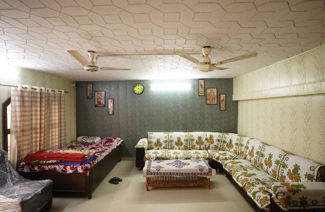 Kashi dham homestay 10 minutes to Kashi Vishwanath temple and ghats.