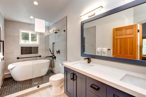 KBM Resorts Private Home Fantastic views Hot Tub AC Easy Walk to Resort and Main St. PLA-1155