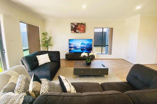 Kellyville Adorable 5 Br Home near Parks & Shops