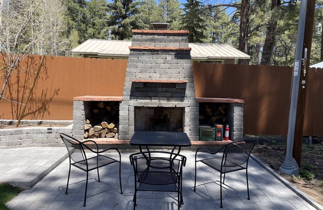 Kendrick Kastle - EV Charger-Fire Pit-Pet Friendly-Close to Aldea Wedding Venue