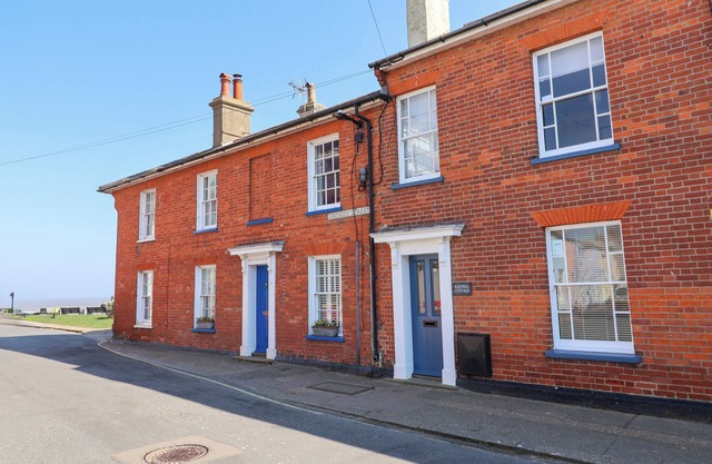 KESTREL COTTAGE, SOUTHWOLD, pet friendly, with open fire in Southwold
