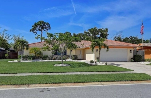 KEY DREAMS-LARGE HEATED POOL-3 BR-10 MIN TO SIESTA KEY-SLEEPS 8-GULF GATE