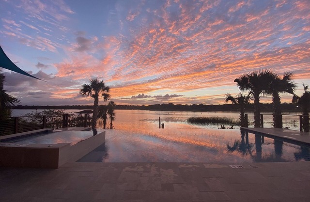 Key West LAKEFRONT Villa Close to Universal/Disney!