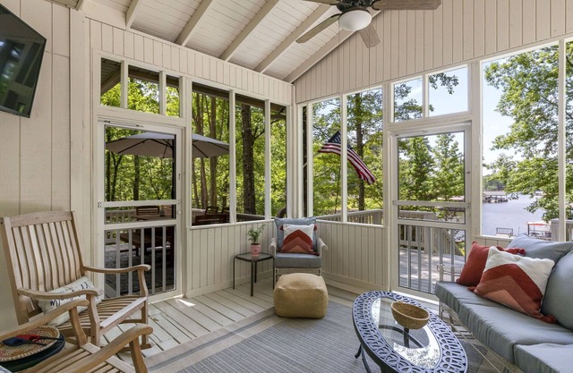 Kid Friendly! Upgraded Lake Front Cottage at Lake Martin! 35 Minutes to Auburn!