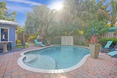 Kiki 5 - Men's Clothing optional Guest Houses