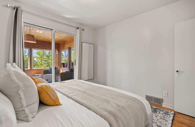 Kinepik Cottage | Sunroom + Beach Access