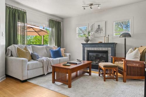 Kinepik Cottage Sunroom with Beach Access