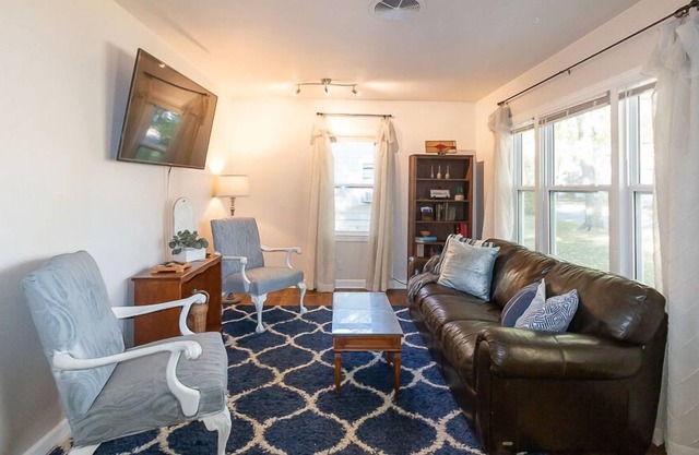 King Bed and Fenced Yard, Pet Friendly Bohemian Styled Home MTB2225