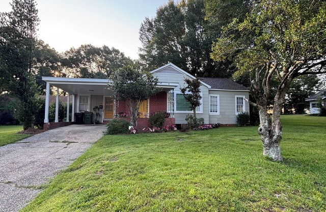 KING BED! Cozy 2 Bedroom House Located in the Heart of Hattiesburg