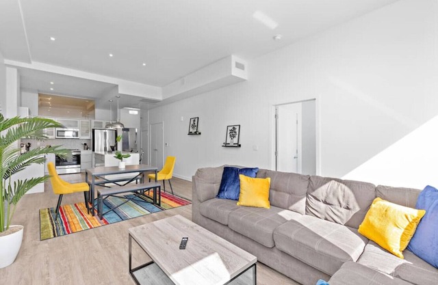 ! King Bed ! Downtown Highrise!