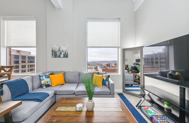 King Bed, Downtown Steps from Bengals & Reds, Minutes to OTR, TQL, Free Parking