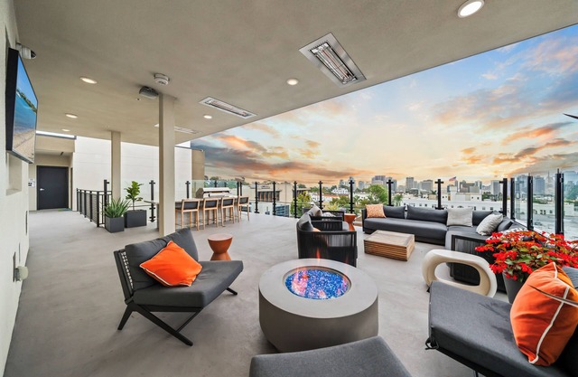 King Bed + Fire Pit + Top Floor Views w/Parking