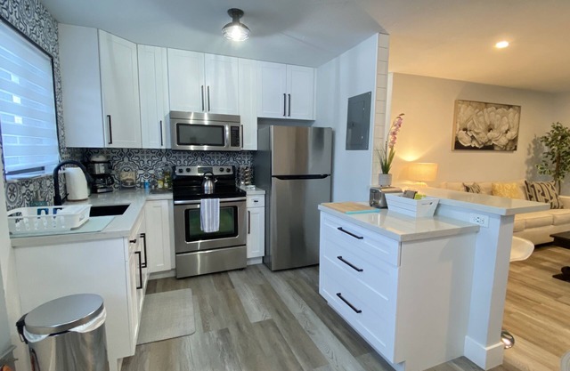 King Bed Large Updated 1/1B Apt. Fully Equipped Kitchen Central Area, MIA 10min