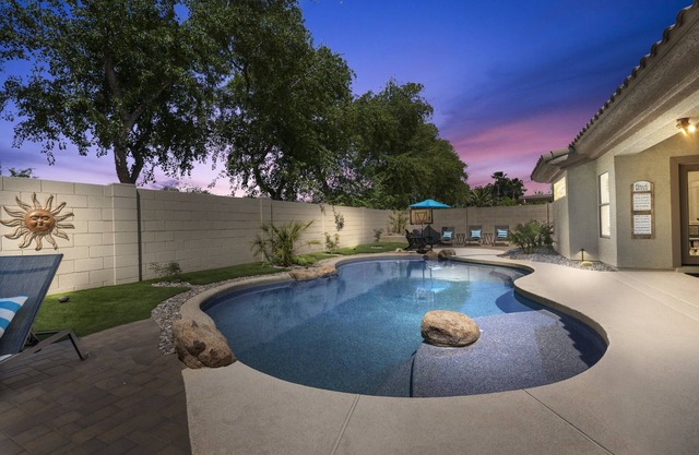 KING Bed ~ Palm Valley Golf Course ~ Heated Pool ~ Hot Tub ~ Updated Home!