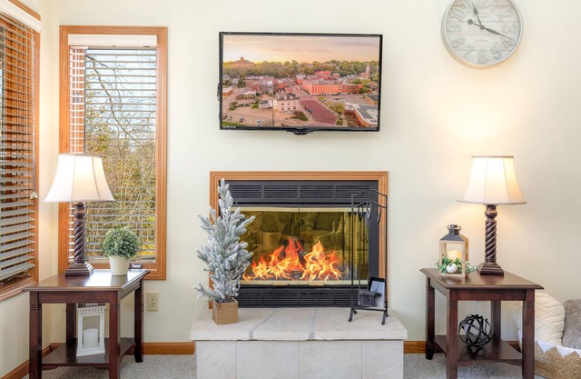 King bed, Peaceful, Wood Fireplace, Near Trails, Golf, Spa