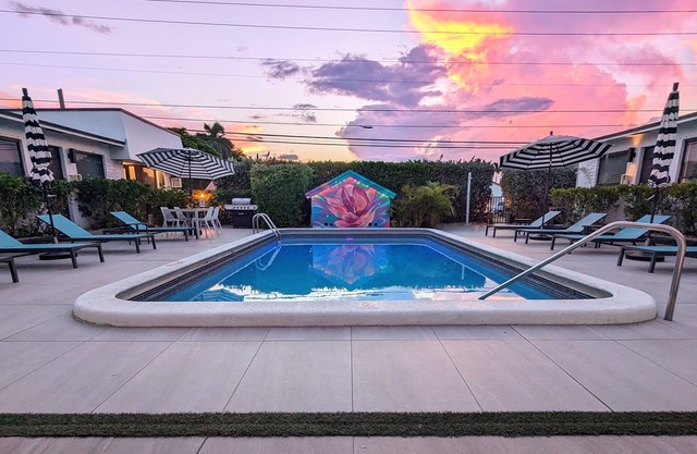 King Bed Studio 102 Pet Friendly | Block to Beach!