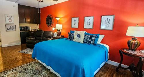 King Bed Studio Walk to Downtown Parking