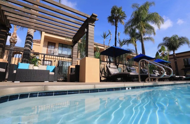King Deluxe Patio, The Cove Hotel | Heated Pool and Wave Lounge