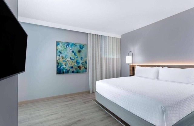 King Room Near Circle K MIA