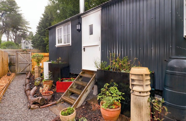 KING'S CWTCH SHEPHERD'S HUT, pet friendly, with open fire in Pentyrch