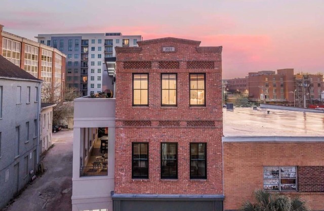 King St. Manor | Luxury Penthouse - King St Views!