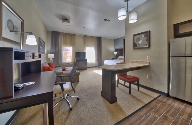 King Studio Near Texas Tech. Free Breakfast Buffet Every Morning!