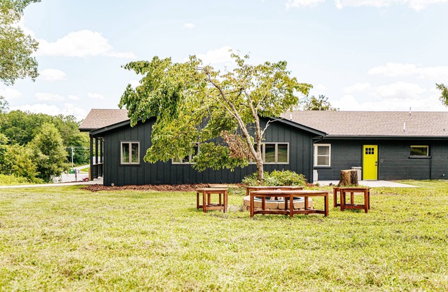 King Studio Stay in Afton w/Desk + Private Entry