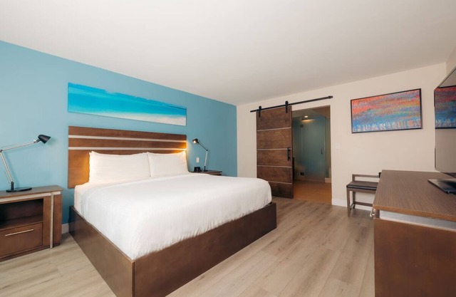 King Suite, The Cove Hotel | Cruise Port Access, Heated Pool, Bar & Gym