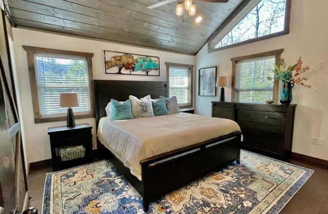 King Suite w FiberOptic WiFi - Modern Cozy Cabin