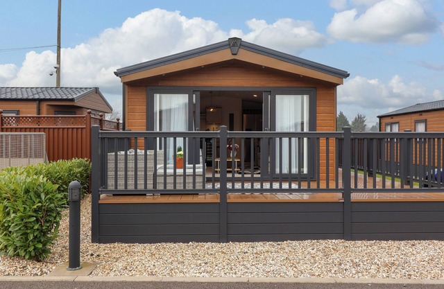 KINGFISHER LODGE 36, with a garden in Evesham
