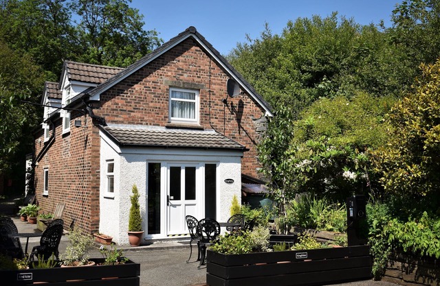 KINGFISHER, pet friendly, character holiday cottage in Blaenwaun