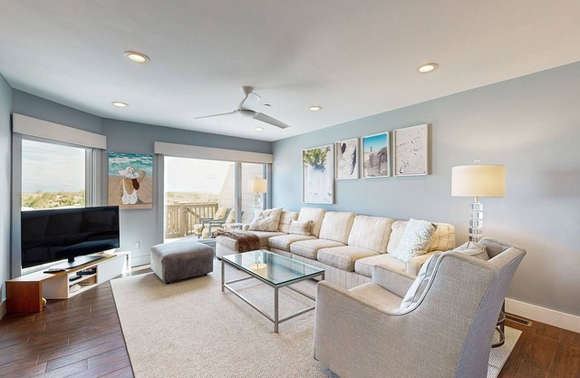 Kings Grant townhome with grill, outdoor shower, pool & ice machine