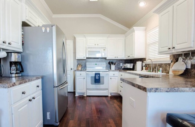 Kingston House - 3BR/2BA - Pet Friendly