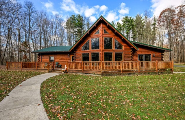 Kinsman Cabin in the woods on 60 acres w/Hot Tub