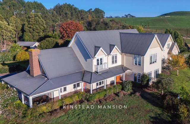 Kinstead Mansion - Modern escape for up to 21 guests 1 hour away from Melbourne!