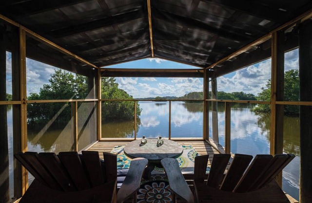 Kiss Me Kottage- Private Waterfront Home!