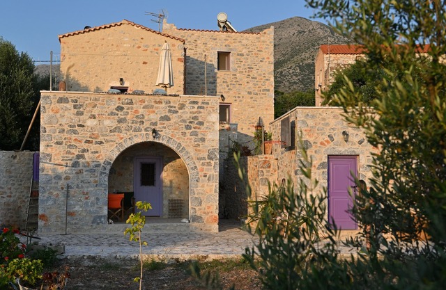 Kivotos Mani – Traditional Charm & Coastal Views