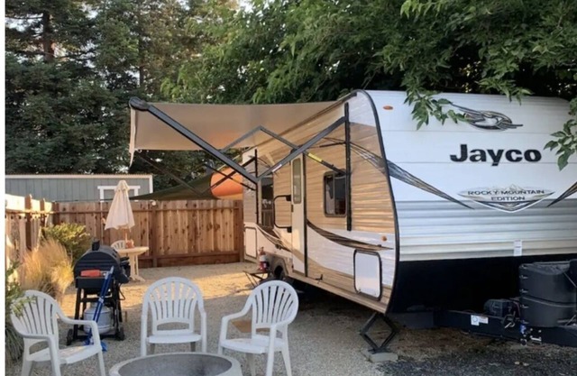 KJ Getaways "Glampsite" Affordable Short/Long Stays! Free On-Site Laundry Mat!